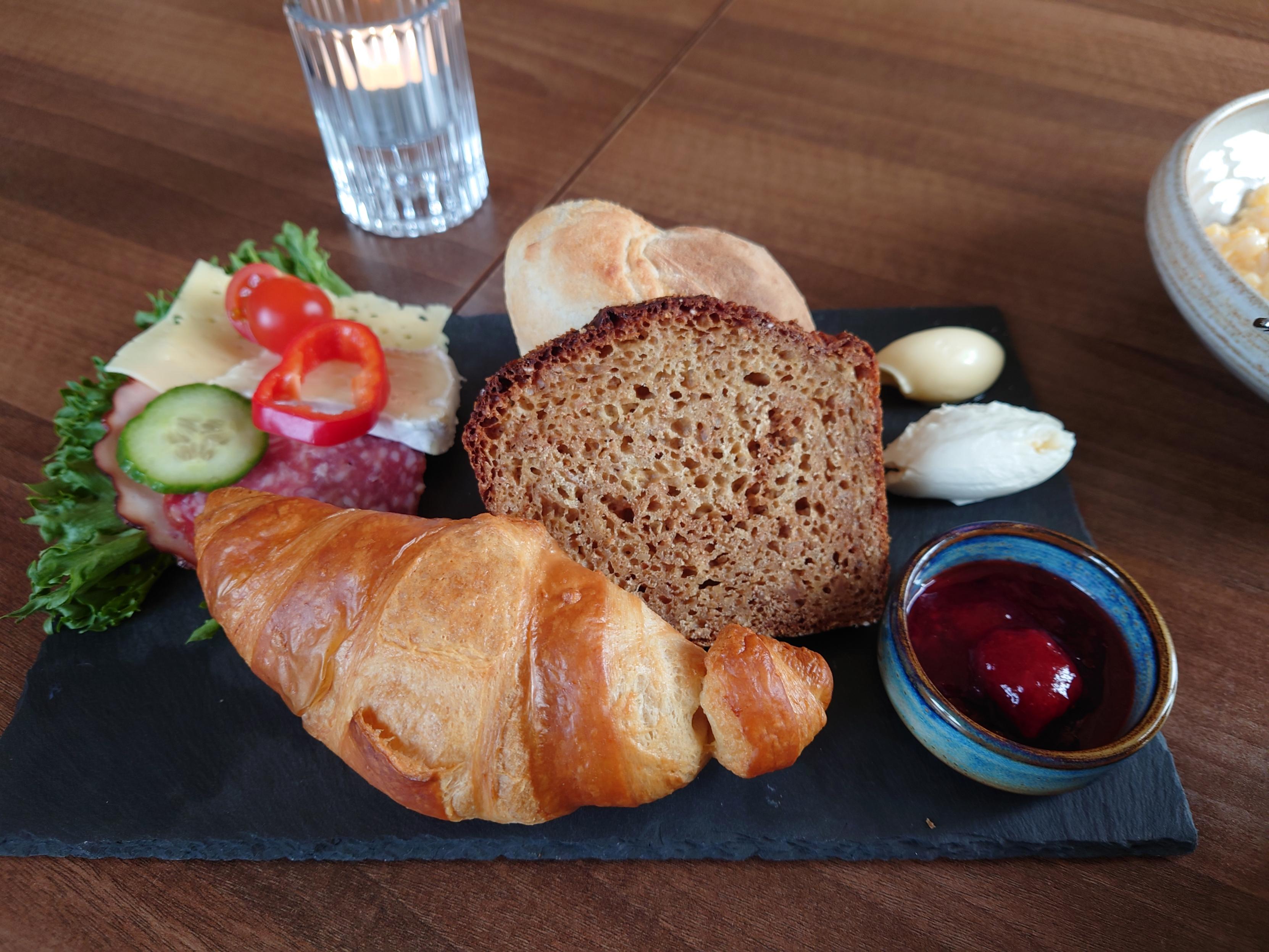 Croissant och bröd - Frukost